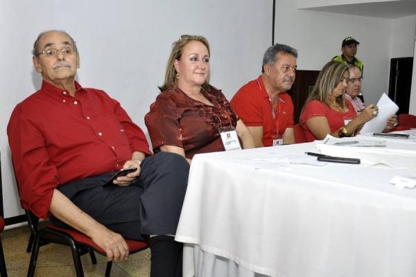 Convención liberal, otra vez los mismos con las mismas 2 Mesa principal de la convención liberal. Foto: El Nuevo Día.