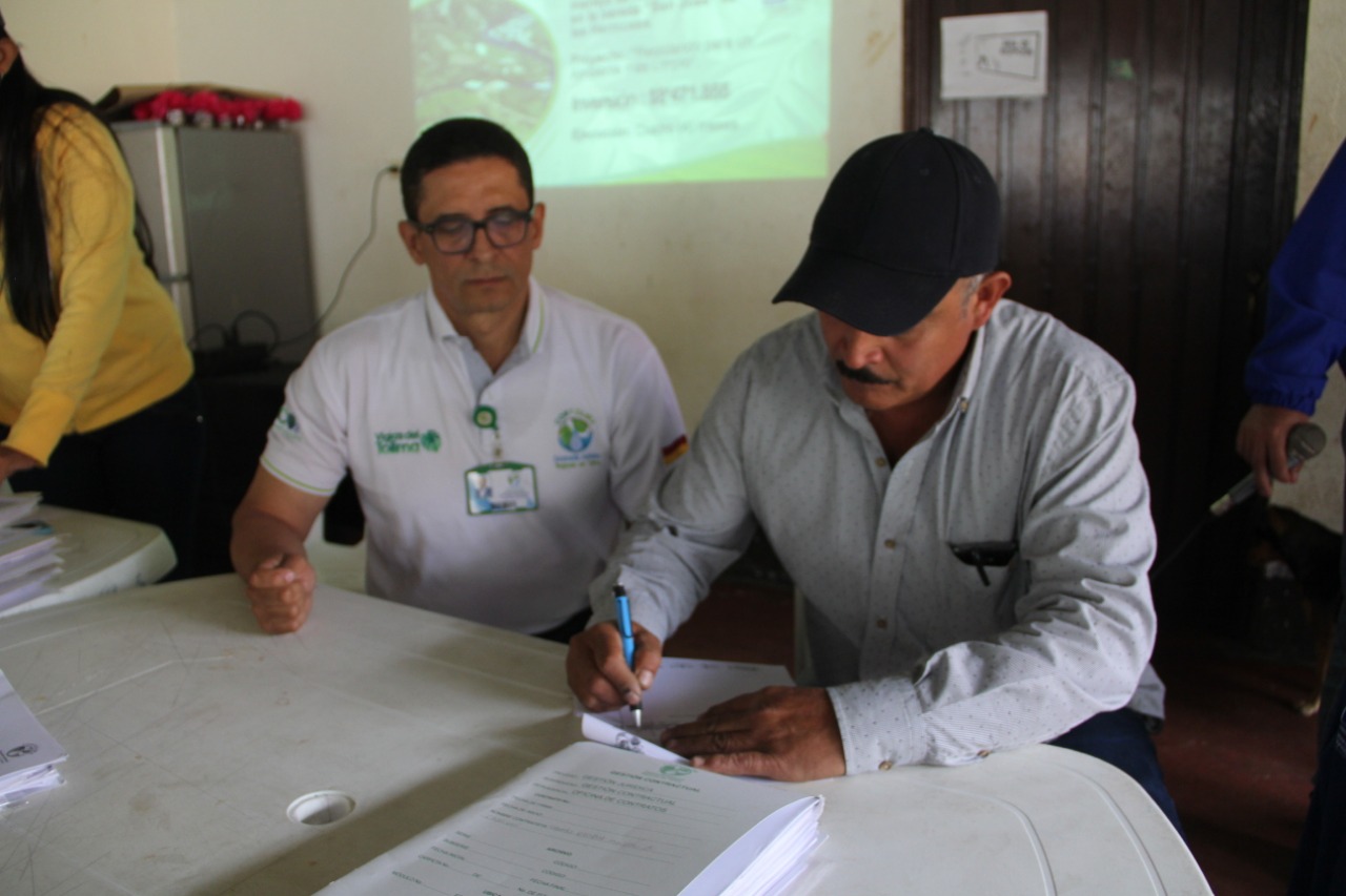 Cortolima firma convenios de cooperación con JAC de Las Hermosas para descontaminar el río Amoyá 4 WhatsApp Image 2019 06 18 at 10.46.08 AM