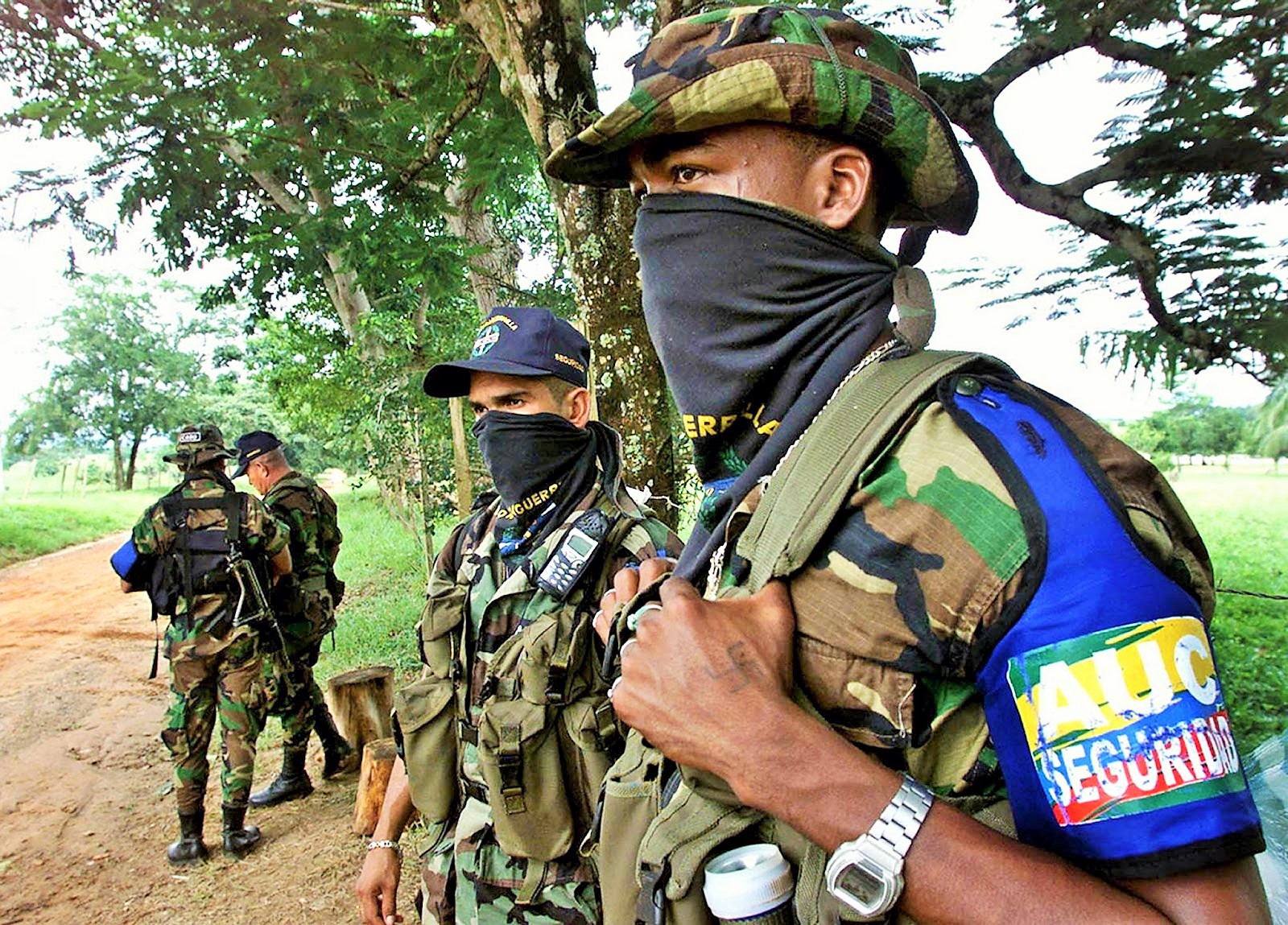 Los tapabocas 2 Paramilitares