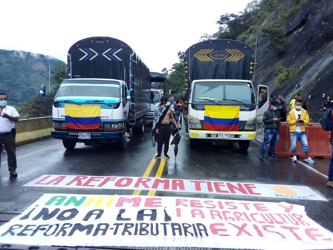 camioneros anuncian que seguiran bloqueos en vias del tolima