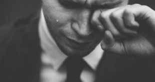 hombre llora lagrimas de sangre en italia medium