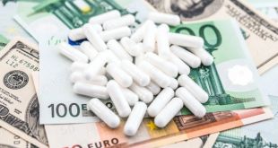medicamentos em um pacote de dinheiro conceito de medicina inacessivel 130425 49