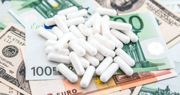 medicamentos em um pacote de dinheiro conceito de medicina inacessivel 130425 49