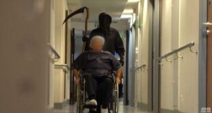 VIDEO Se disfraza de La Muerte y asusto a todos en el hospital